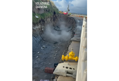 Obra Arteixo (A Coruña), apertura de zanja para canalización, a 3 metros de una tubería de gas